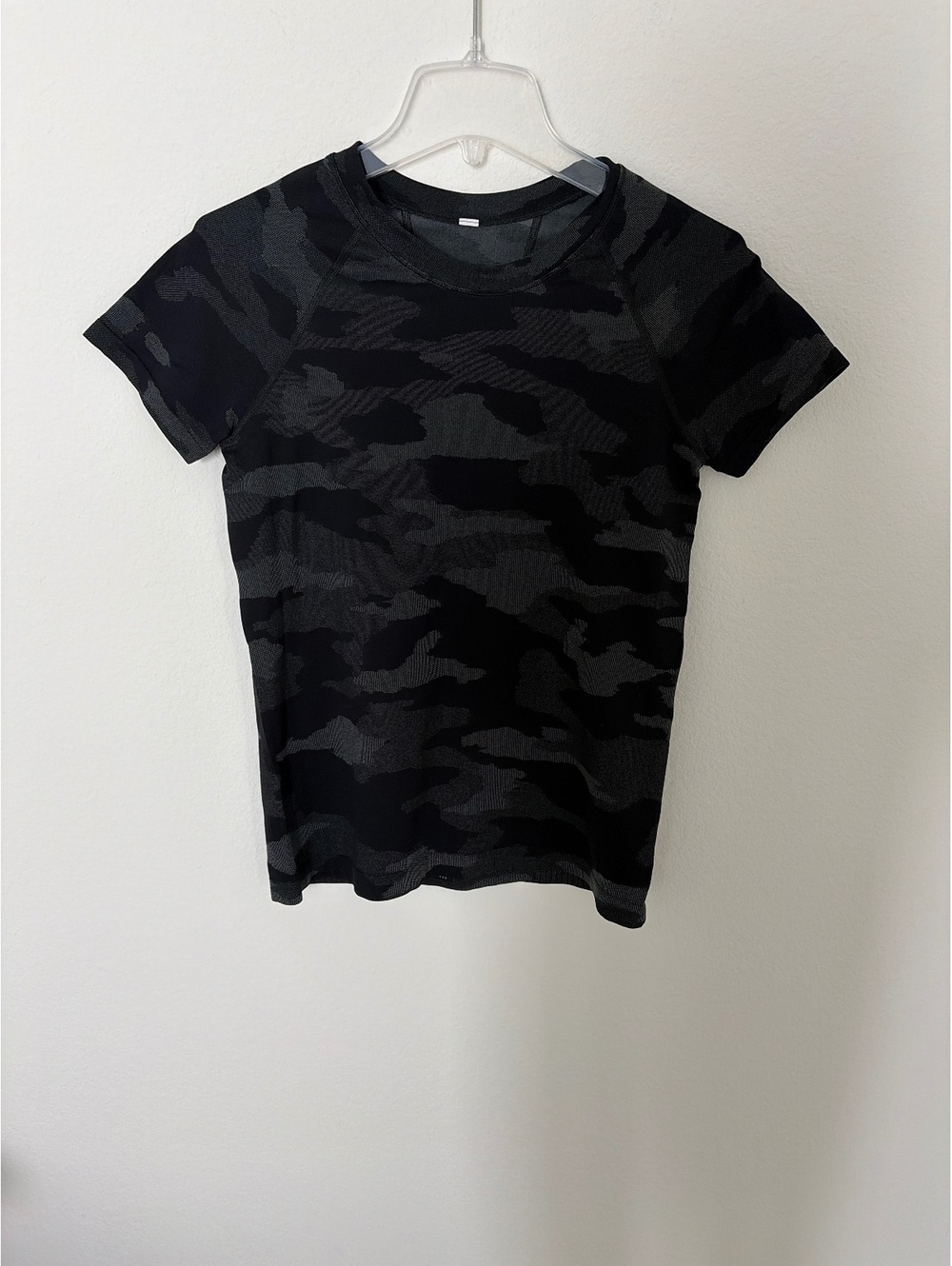 Athleta Momentum Seamless Tee Top Black Camo Size Medium